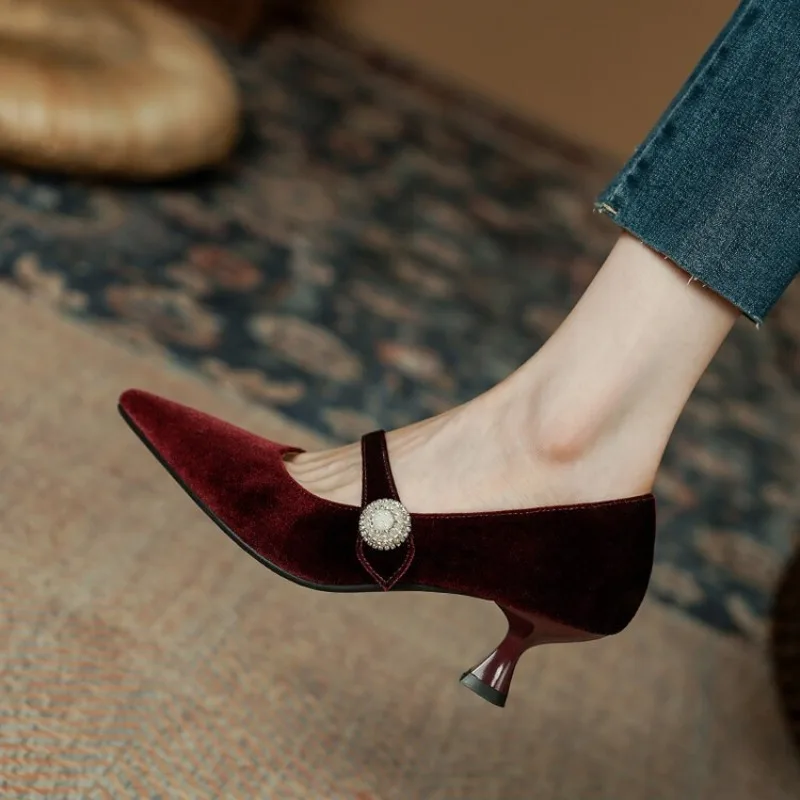 Weinrote Mary-Jane-Schuhe mit  – Womens Heels Bewertung und Preis